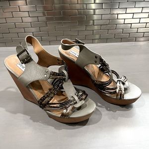 Steve Madden Grey / Metallic Wedge Sandal , Size 10